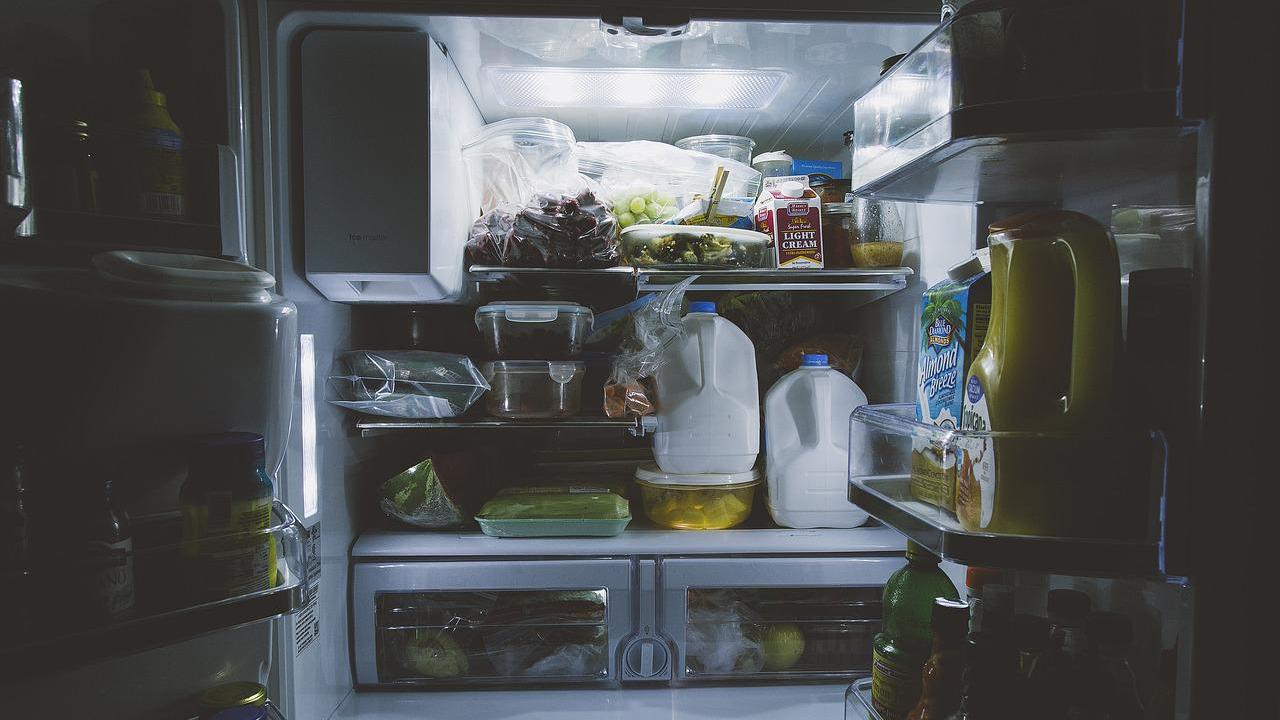 Die richtige Kühlschrank-Temperatur ist wichtig, denn nur ein Grad niedriger bedeutet einen etwa fünf bis sechs Prozent höheren Stromverbrauch.