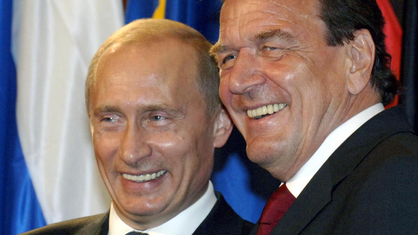 Gerhard Schröder und Wladimir Putin im Jahr 2005: Der Altkanzler hält immer noch zum russischen Präsidenten, was ihm massive Kritik einbringt. Gerhard Schröder und Wladimir Putin im Jahr 2005: Der Altkanzler hält immer noch zum russischen Präsidenten, was ihm massive Kritik einbringt.