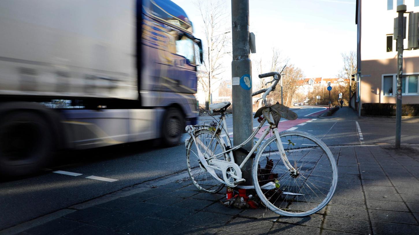 Nürnbergs erstes Ghostbike steht seit November 2013 an der Gleißbühlstraße/Ecke Blumenstraße. Hier kam eine 44-jährige Radfahrerin zu Tode.
Nürnbergs erstes Ghostbike steht seit November 2013 an der Gleißbühlstraße/Ecke Blumenstraße. Hier kam eine 44-jährige Radfahrerin zu Tode.