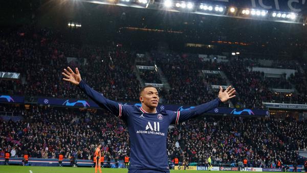 Laut Transfermarkt.de ist Kylian Mbappe mit einem Marktwert von 160 Millionen Euro aktuell der wertvollste Fußballer der Welt. Mit 41 Milliarden Euro könnte man 257 Mal Mbappe zu seinem aktuellen Marktwert kaufen. Mit den Twitter-Milliarden wären 23 Mannschaften mit elf Mbappes möglich. Wie gut das in der Defensive klappt? Käme wohl auf einen Versuch an.