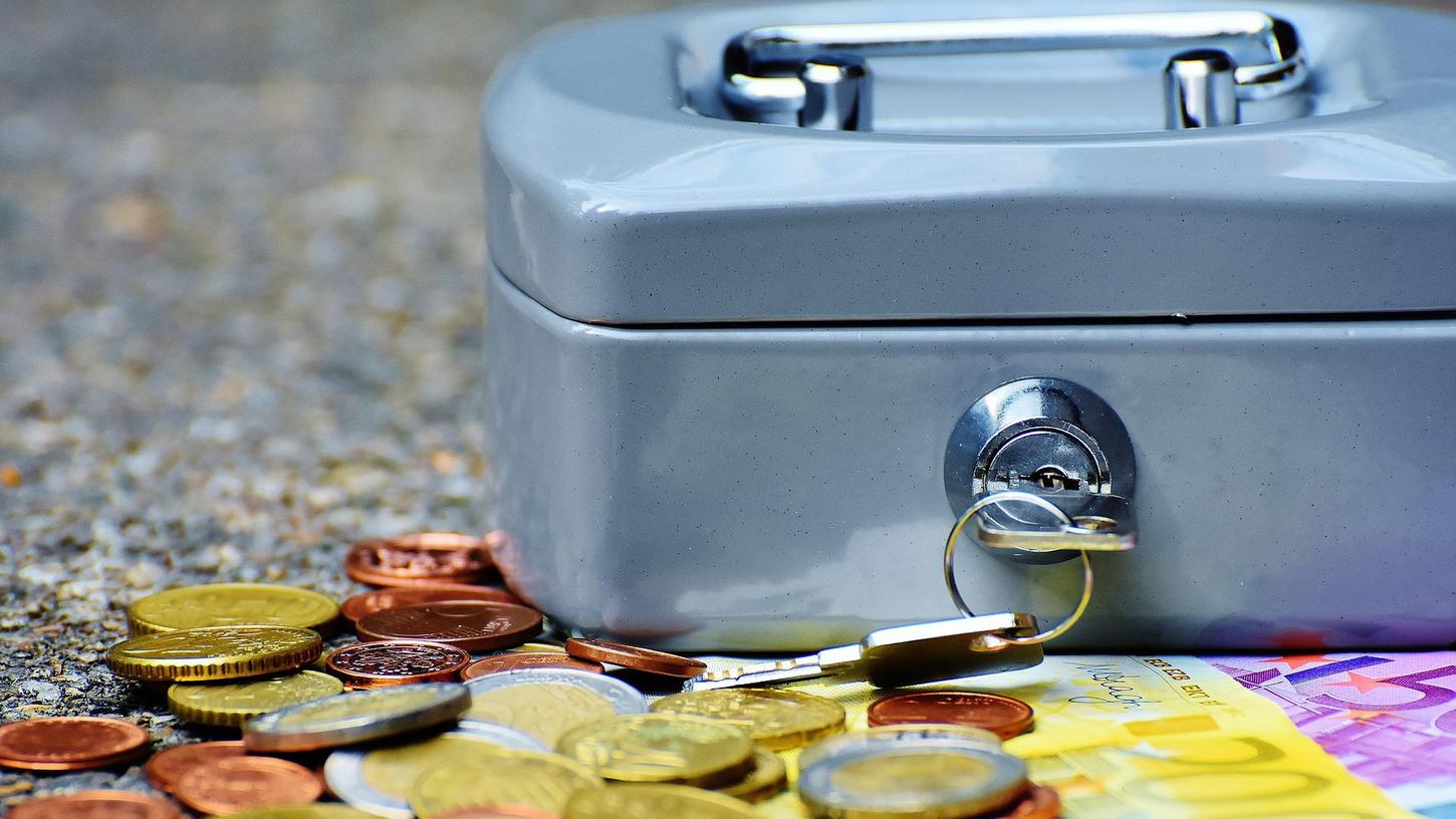 In zwei Geldkassetten fand ein Mann aus Sachsen-Anhalt 150.000 Euro Bargeld. Anders als auf diesem Symbolbild dürfte es sich dabei eher um Scheine als um Münzen gehandelt haben.
In zwei Geldkassetten fand ein Mann aus Sachsen-Anhalt 150.000 Euro Bargeld. Anders als auf diesem Symbolbild dürfte es sich dabei eher um Scheine als um Münzen gehandelt haben.