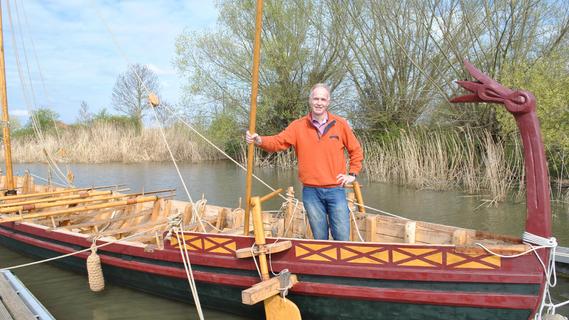 Professor Boris Dreyer von der Friedrich-Alexander-Universität Erlangen-Nürnberg mit seinem "Baby", dem Römerboot F.A.N.