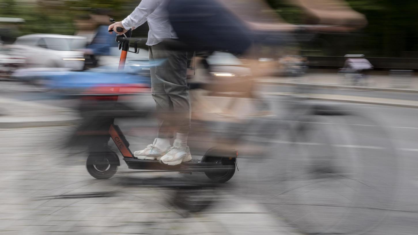 E-Scooter, Fahrradfahrer und Fußgänger kommen sich häufig in die Quere. Nicht jeder darf den Fußweg benutzen.
E-Scooter, Fahrradfahrer und Fußgänger kommen sich häufig in die Quere. Nicht jeder darf den Fußweg benutzen.