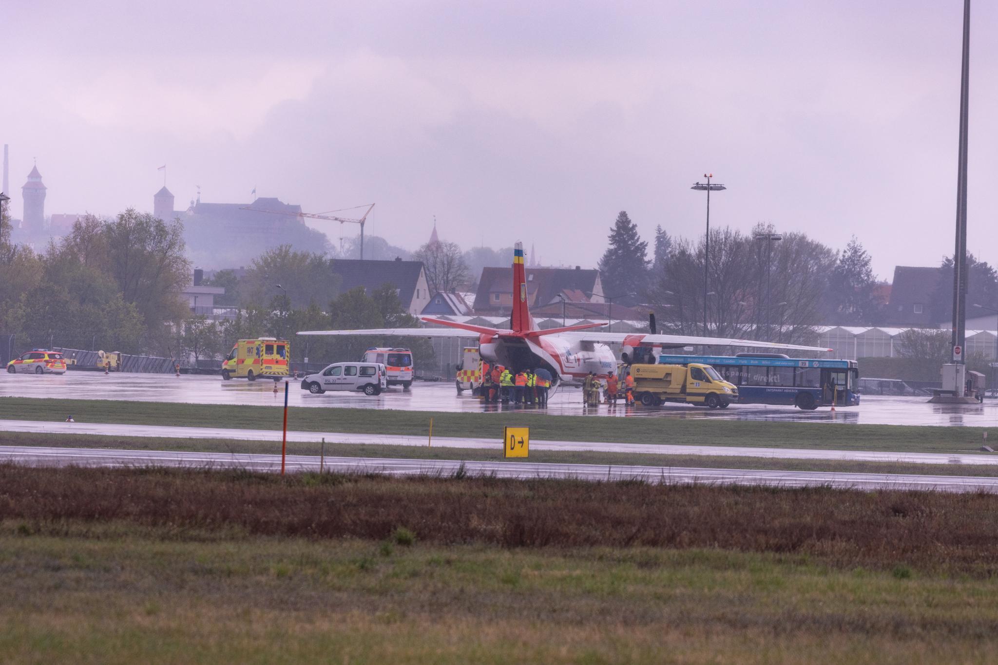 Flugzeug mit sechs Verletzten aus der Ukraine landet in Nürnberg
