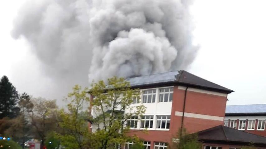 Die Rauchsäule über der Grundschule war meterhoch.
