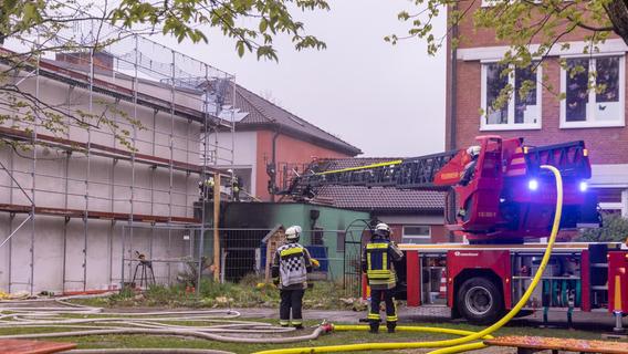Evakuierung: Rauchsäule über der Grundschule Adelsdorf