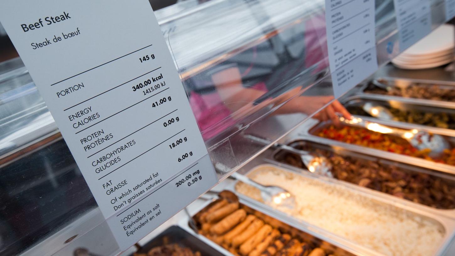 Das Bundesministerium für Ernährung und Landwirtschaft (BMEL) prüft, ob Kalorien-Angaben in Speisekarten in Deutschland möglich und sinnvoll sind.

