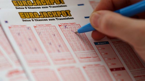 Der Eurojackpot startet mit einem garantierten Mindestgewinn von zehn Millionen Euro. Um sich Twitter leisten zu können, müsste man den Eurojackpot mit Mindestgewinn 4117 Mal gewinnen.