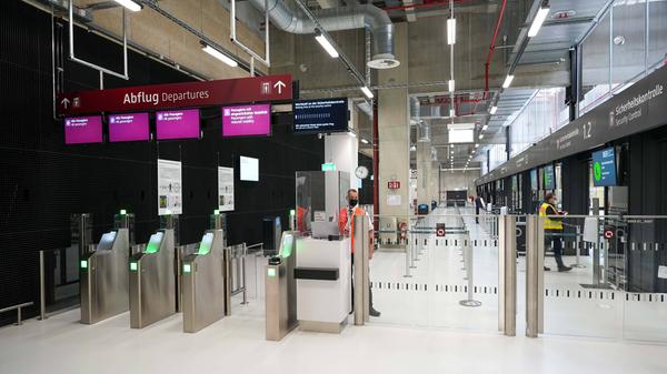 Der Berliner Flughafen (BER) hat den Steuerzahler bis zur Eröffnung 7,07 Milliarden Euro gekostet. Anstatt Twitter zu kaufen, hätte Musk fast sechs dieser Flughäfen bauen können.