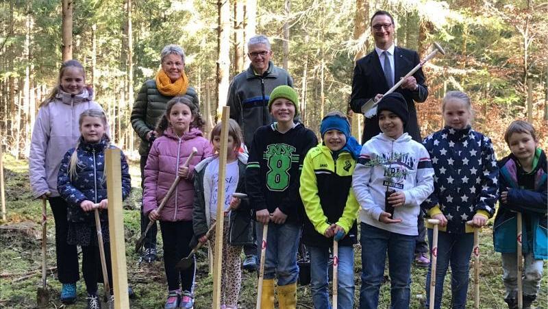Spaß hatten die Hortkinder bei ihrer Pflanzaktion mit Martin Müller von der Raiffeisenbank und Förster Helmut Lay (hinten v. rechts).
Spaß hatten die Hortkinder bei ihrer Pflanzaktion mit Martin Müller von der Raiffeisenbank und Förster Helmut Lay (hinten v. rechts).