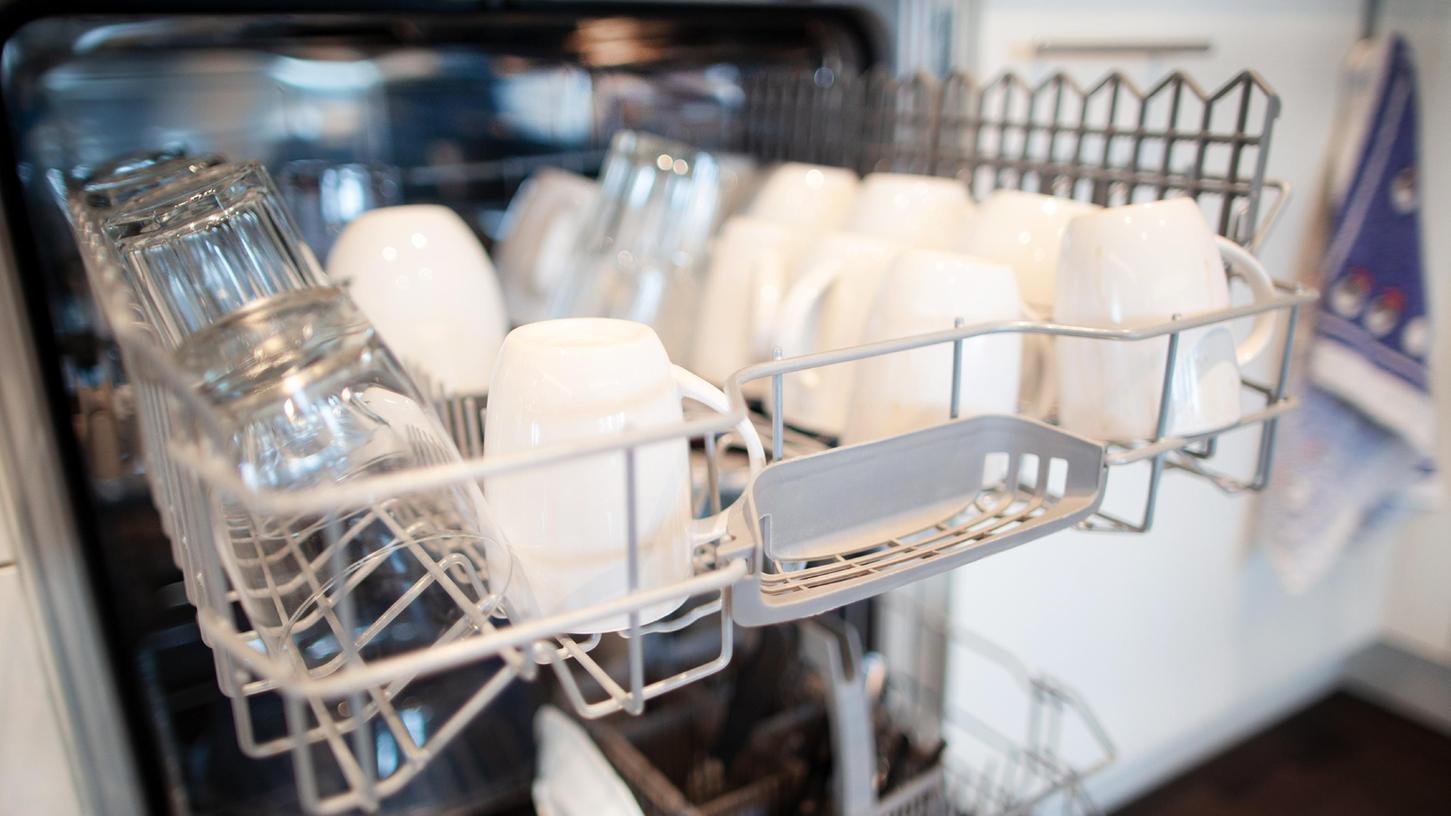 Wenn das Geschirr nicht mehr sauber aus der Spülmaschine kommt, kann hartnäckiger Schmutz im Innenraum der Grund sein.
