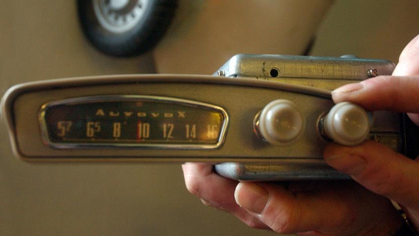 Ein Spezial-Radio des Herstellers Autovox für den Fahrzeugtyp Fiat 600 aus dem Jahr 1963.
