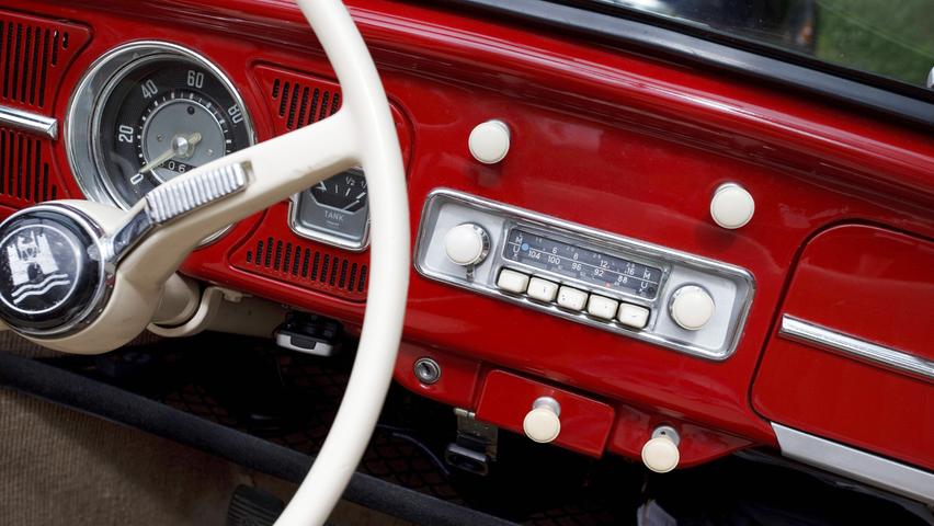 Dieser Anblick wird unserer älteren Leserinnen und Lesern vertraut vorkommen: Ein VW-Käfer mit Standardradio. Dieser Anblick wird unserer älteren Leserinnen und Lesern vertraut vorkommen: Ein VW-Käfer mit Standardradio.