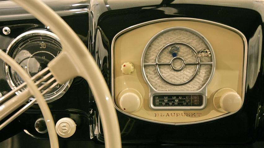 Ein Blaupunktradio in einem Porsche 356 Coupe von 1950.