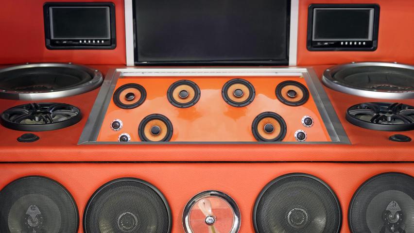 Hauptsache Wumms: Leistungsstarkes Audiosystem mit Subwoofern und Lautsprechern in einem Tuning-Auto.