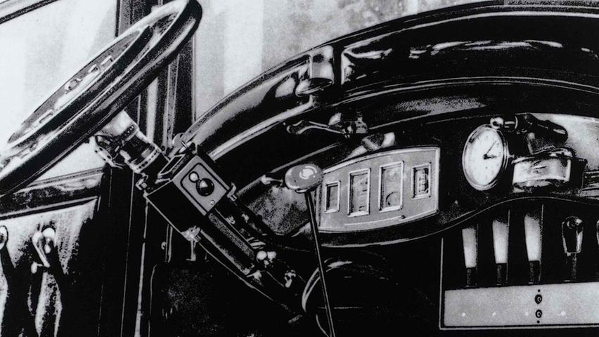 Urahn des modernen Infotainment-Centers - das erste Autoradio Europas wurde 1932 von Blaupunkt auf den Markt gebracht und wurde über eine Fernbedienung mit Bowdenzügen am Lenkrad eingestellt