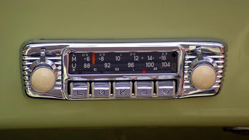 Im schlichten Blech-Cockpit ein Chromglänzendes Highlight ist dieses schöne Radio.

