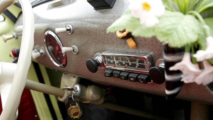 Ein Autoradio in einer BMW Isetta.