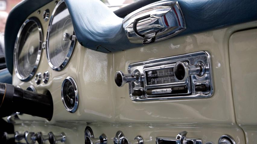 Armaturen und Radio eines Mercedes Benz 190 SL
