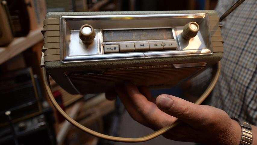 Ein historisches Autoradio der Firma Blaupunkt. Praktisch daran: Wer es mitnahm, hatte ein vollwertiges Kofferradio dabei, etwa für den Strand oder das Picknick oder im Zelt.