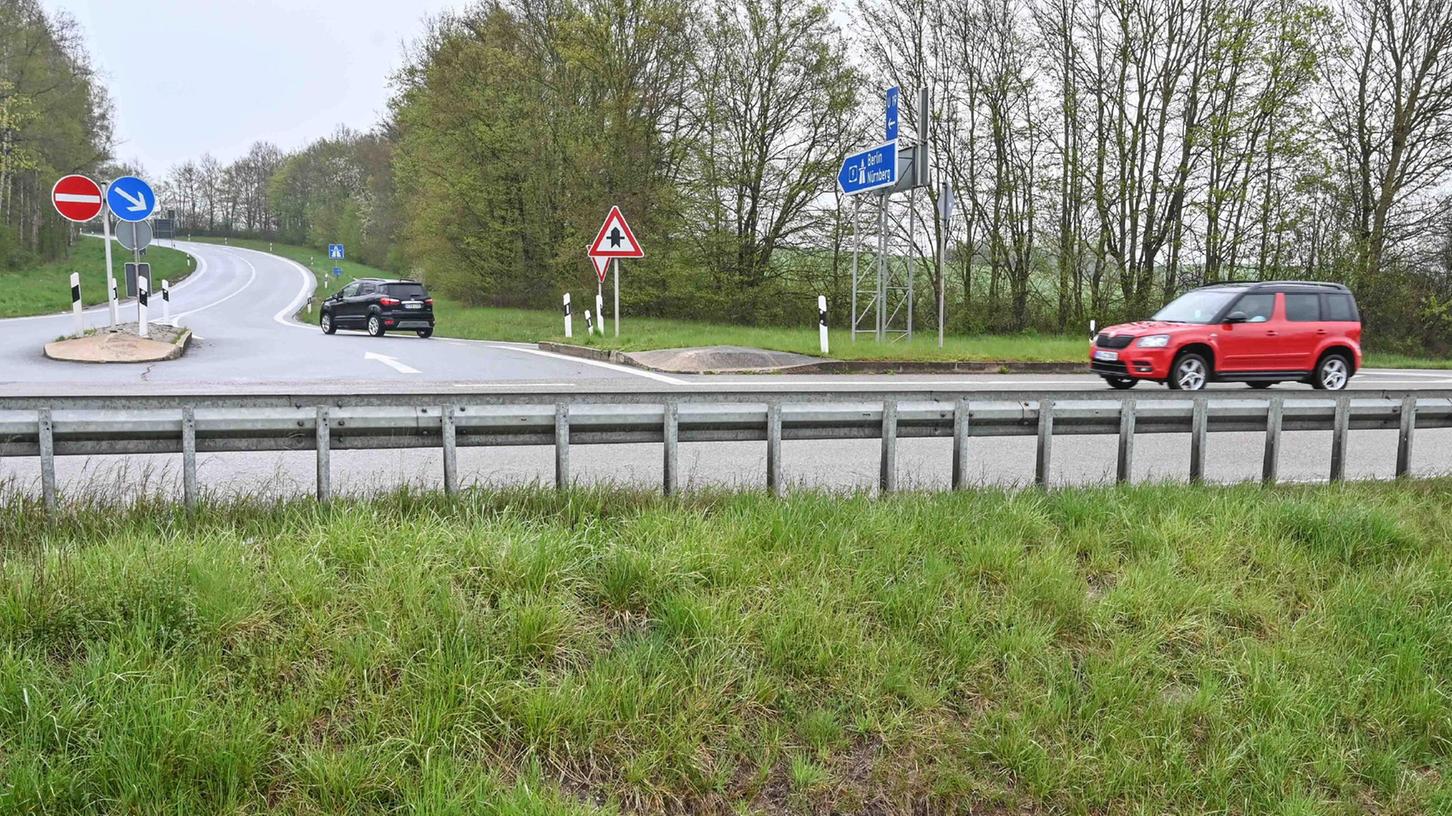 5500 Fahrzeuge pro Tag mehr – eine Folge von West I und II in Allersberg. Ein neues Verkehrsgutachten will nun die damit verbundenen Probleme gelöst haben. Unter anderem würden Kreuzungen wie hier an der Auffahrt zur A9 zu Kreisverkehren ausgebaut.
