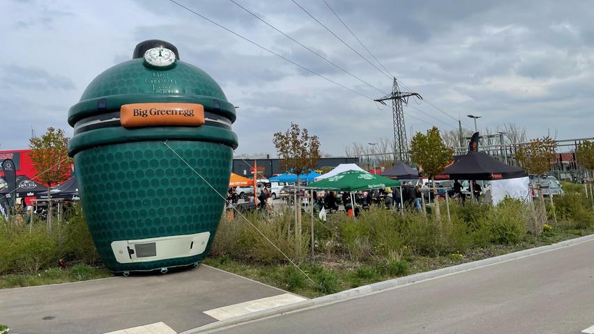 Ein Riesengrill und markanter Grill-Geruch stimmten auf das Event ein.