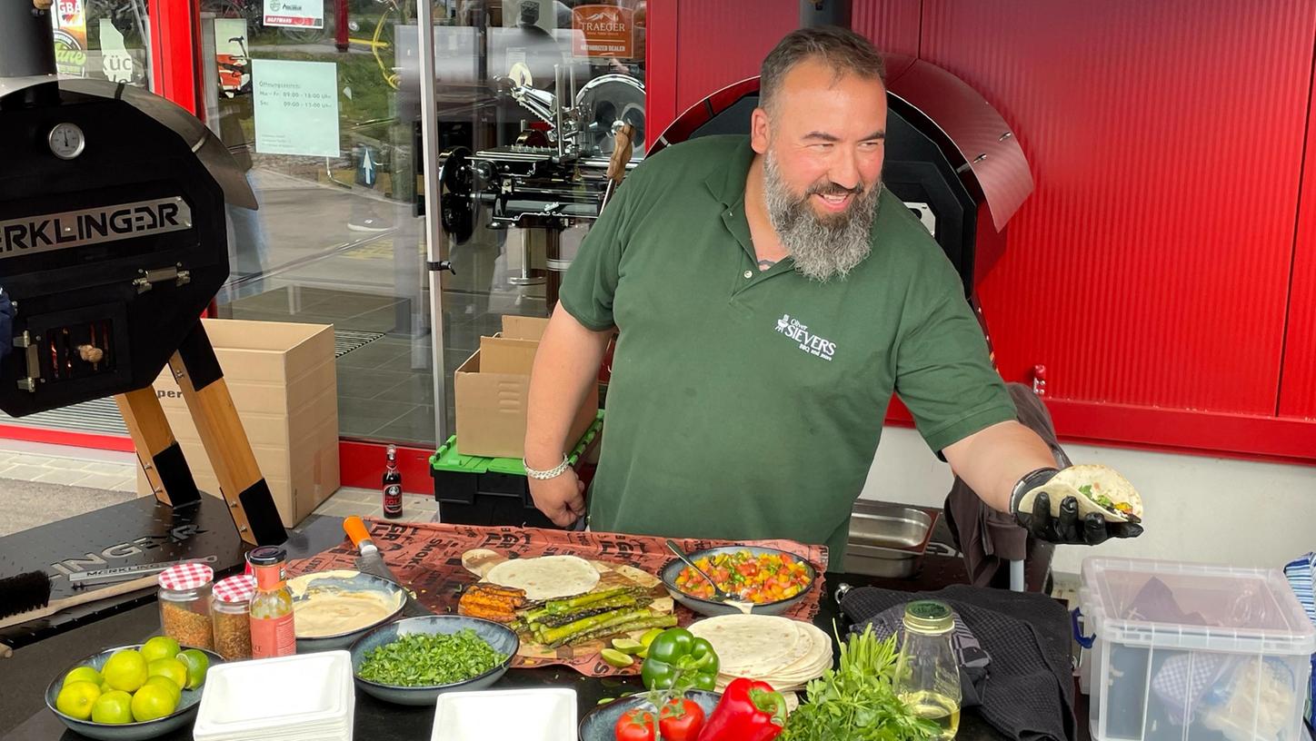 Grill-Weltmeister Oliver Sievers stand selbst am Rost und versorgte die Besucher mit Kostproben. Grill-Weltmeister Oliver Sievers stand selbst am Rost und versorgte die Besucher mit Kostproben.