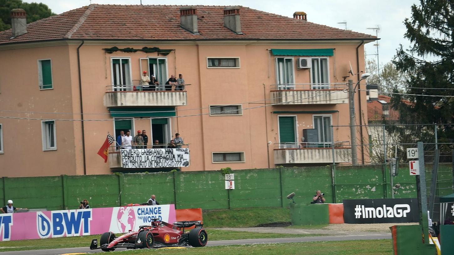 Charles Leclerc vom Team Ferrari beim Sprintrennen auf der Strecke in Imola unterwegs. Charles Leclerc vom Team Ferrari beim Sprintrennen auf der Strecke in Imola unterwegs.