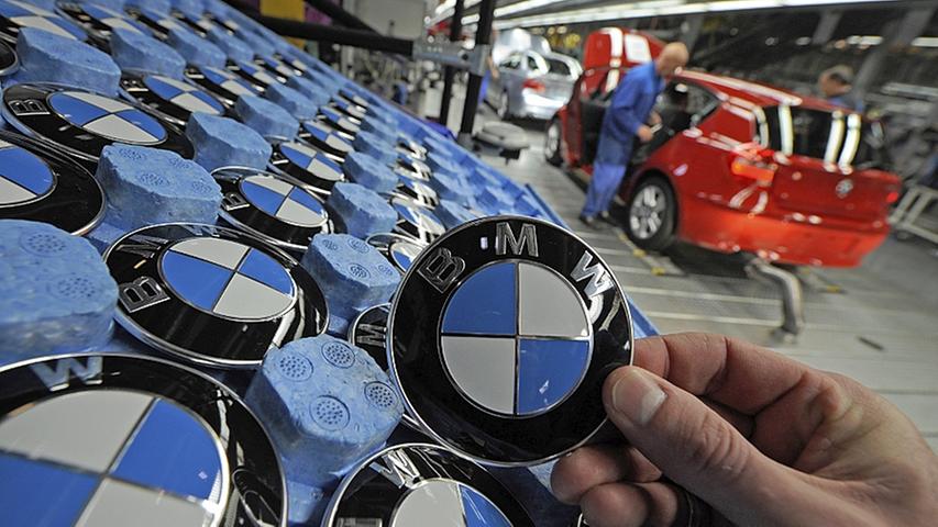 Der bayerische Autobauer BMW schließlich landete auf dem 32. Das berühmte weiß-blaue Logo ist fast 25,7 Milliarden Dollar wert. Damit hängten die Münchner zwar die Binnenkonkurrenz von Mercedes ab (21,5 Milliarden Dollar, Platz 42), mussten aber die Japaner von Toyota (29,6 Milliarden Dollar, Platz 26) vorbei ziehen lassen.
