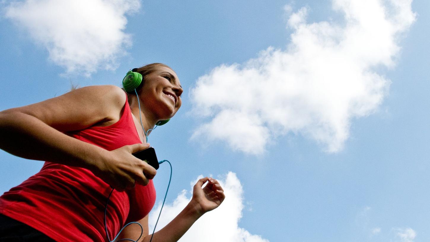 In-Ears mit Extra-Ohrhaltern oder leichte Bügelkopfhörer (Bild) sind gute Lösungen für den Sport.