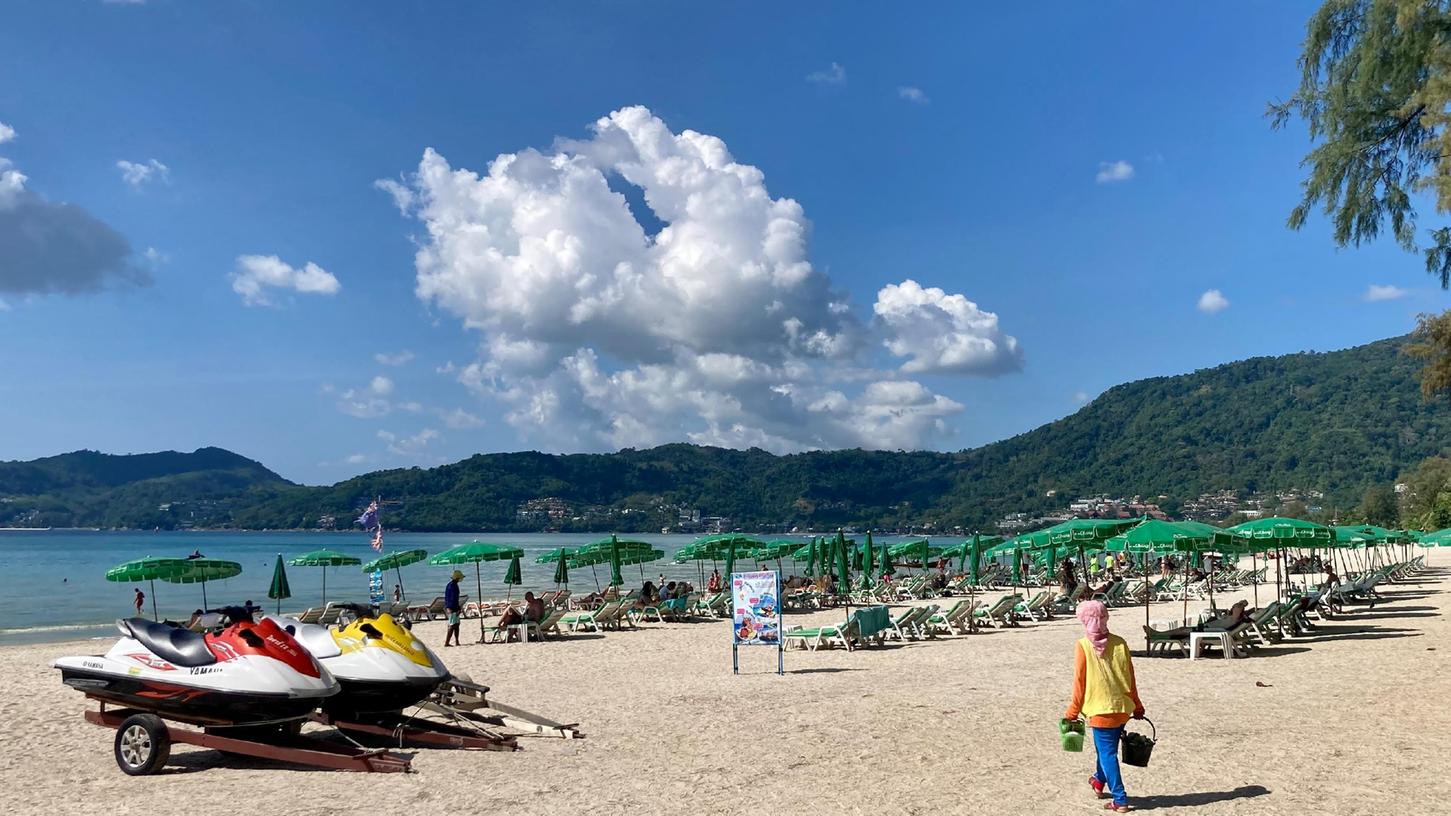 Der Strand von Patong. Thailand lockert die Einreiseregeln für zweifach geimpfte Touristen weiter. 
