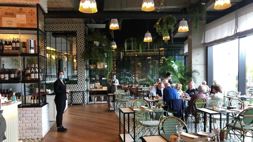 Im neu eröffneten "Pau de Lume" im 5-Sterne-Hotel "Savoy Palace" in Funchal kann man ausgesprochen fein essen. Die Speisen kommen dabei aus einem so genannten Josper-Ofen, einer Kombination aus Grill und Backofen.