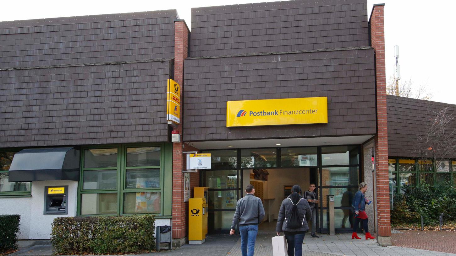 In Oberasbach gibt es schon länger keine Postbankfiliale mehr, die Kunden müssen nach Zirndorf. Doch dort war Geld Mangelware. In Oberasbach gibt es schon länger keine Postbankfiliale mehr, die Kunden müssen nach Zirndorf. Doch dort war Geld Mangelware.