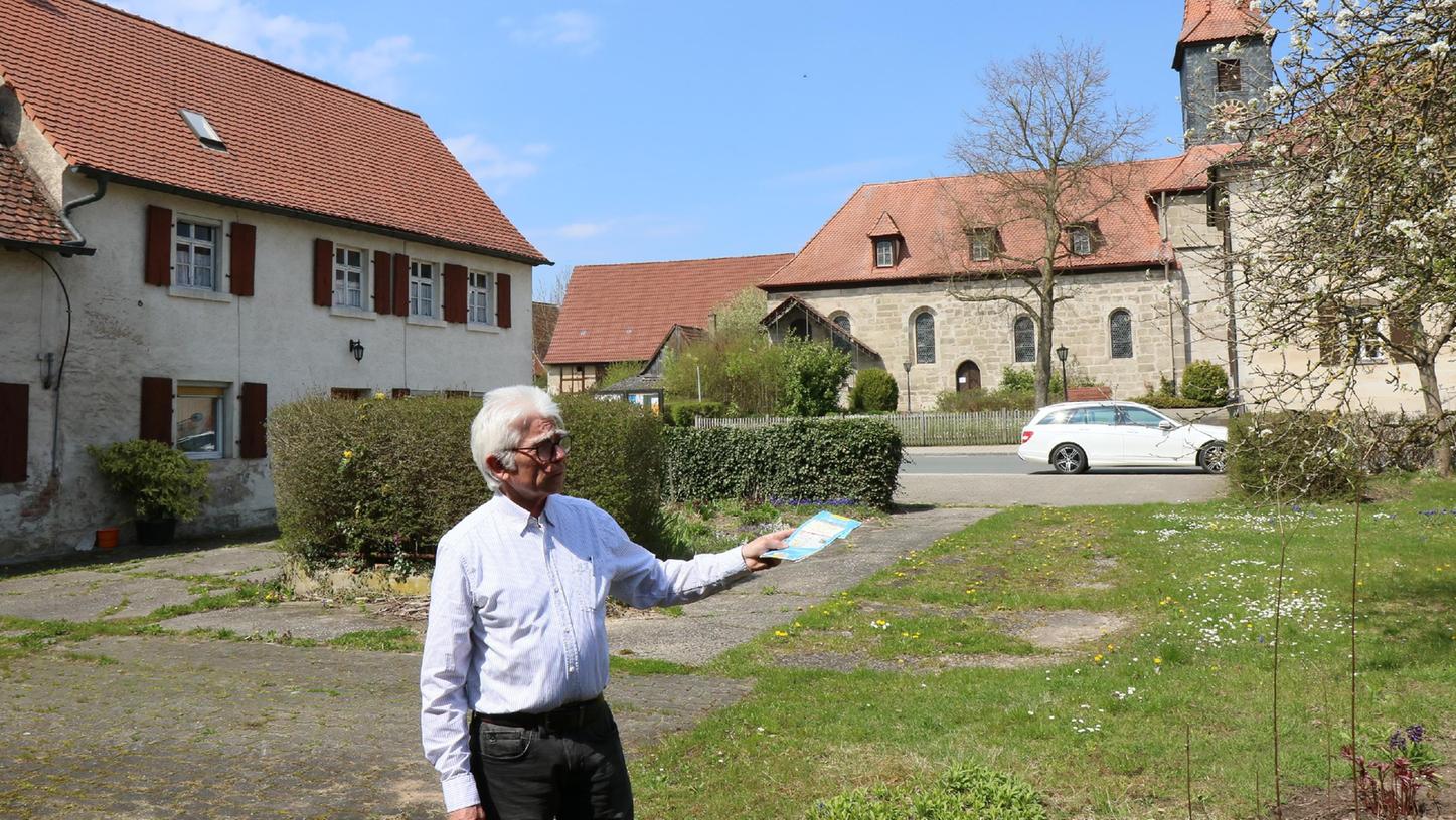 Bürgermeister Hacker zeigt das 2500 Quadratmeter große Grundstück gegenüber der Kirche, das für „Betreutes Wohnen“ bebaut werden soll.
Bürgermeister Hacker zeigt das 2500 Quadratmeter große Grundstück gegenüber der Kirche, das für „Betreutes Wohnen“ bebaut werden soll.