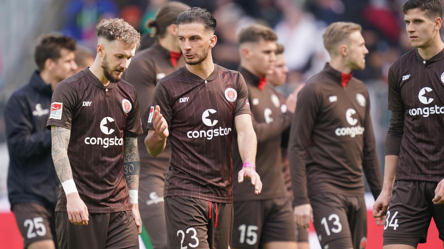 Ein bisschen ratlos wirken sie schon: Die Ende 2021 sehr gute Ausgangsposition des FC Sankt Pauli ist im April 2022 nur noch ganz okay.