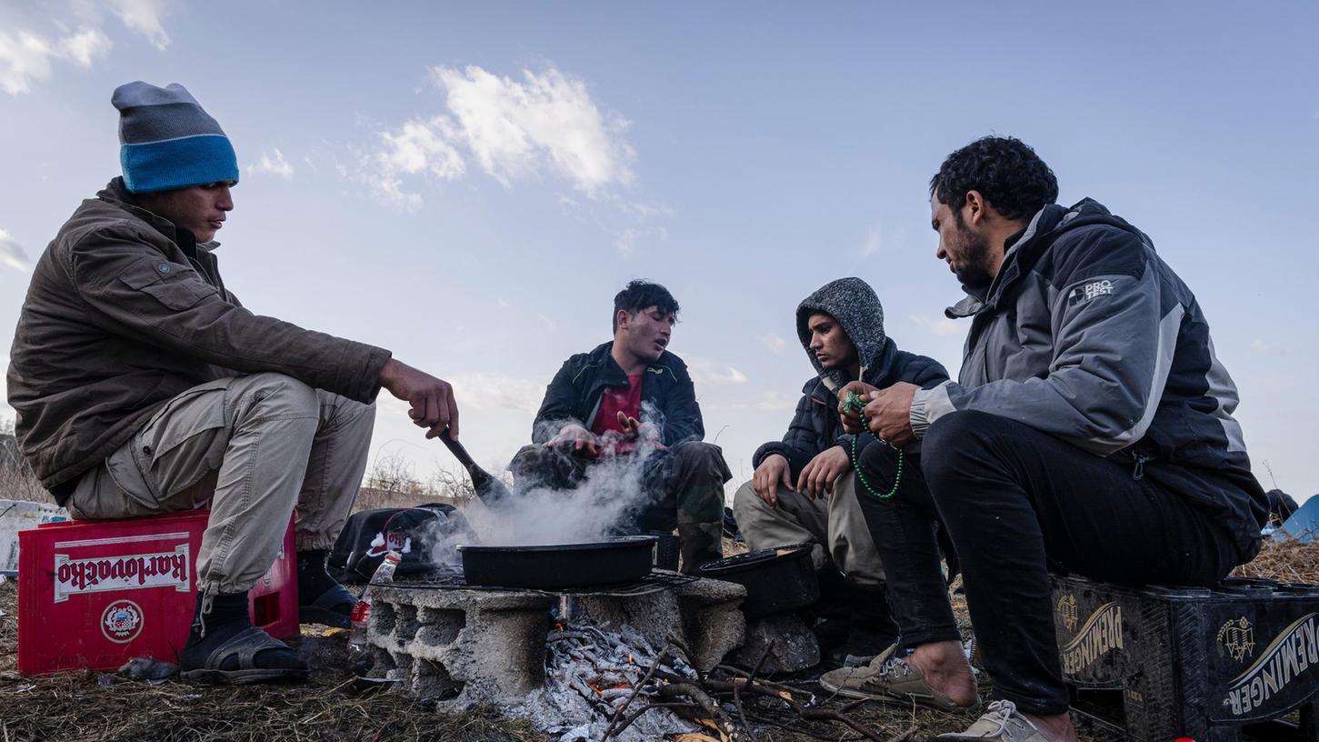 Eine Szene aus „Kandvala“: Die jungen Männer kochen Hähnchen, das sie von NGOs bekamen, bevor sie sich auf den Weg zur bosnisch-kroatischen Grenze machen.