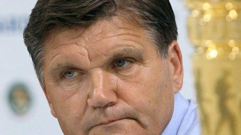 ..., dass der Club ohne Hans Meyer den Pokal nicht geholt hätte. Als der FCN von Gott und der Welt schon abgeschrieben wurde (Kandidat Peter Neururer ließ wissen, der Mannschaft sei nicht mehr zu helfen), übernahm der Trainerfuchs die in Trümmern liegende Elf aus der Noris und setzte sie schöner denn je wieder zusammen. Nürnberg stürmte in der Liga auf Platz 6... ..., dass der Club ohne Hans Meyer den Pokal nicht geholt hätte. Als der FCN von Gott und der Welt schon abgeschrieben wurde (Kandidat Peter Neururer ließ wissen, der Mannschaft sei nicht mehr zu helfen), übernahm der Trainerfuchs die in Trümmern liegende Elf aus der Noris und setzte sie schöner denn je wieder zusammen. Nürnberg stürmte in der Liga auf Platz 6...