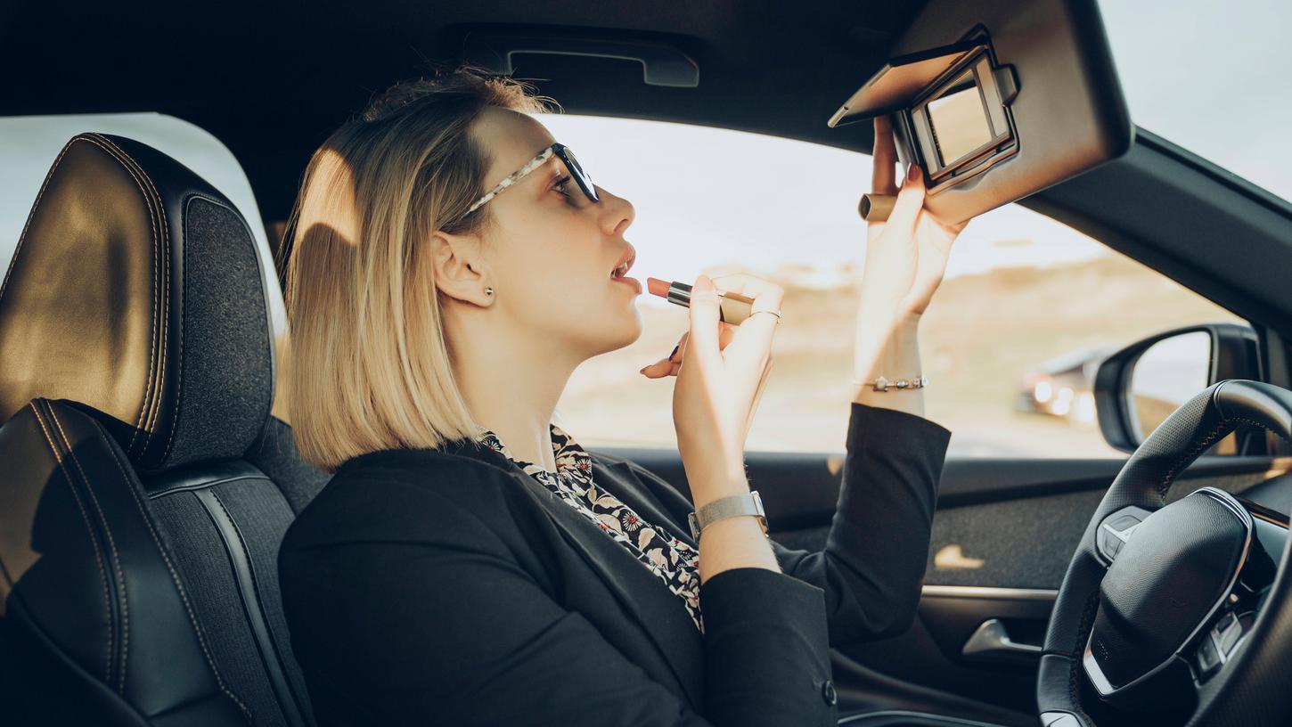 Essen und Trinken sind Dinge, die im Alltag ganz selbstverständlich gemacht werden - Doch darf man das auch während der Fahrt? 