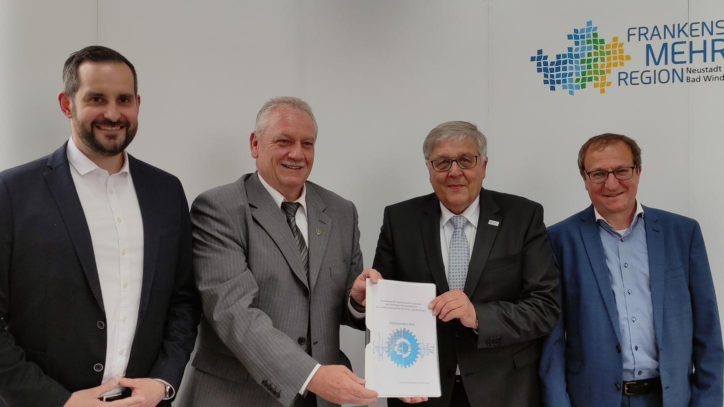 Begleitet vom Wirtschaftsreferenten des Stadtrates, Richard Dollinger (links) und Impulsgeber Bernd Scheurer (rechts) übergab Erster Bürgermeister Klaus Meier (Zweiter von links) das Bewerbungsschreiben für den „Hochschulstandort Neustadt“ Landrat Helmut Weiß.
Begleitet vom Wirtschaftsreferenten des Stadtrates, Richard Dollinger (links) und Impulsgeber Bernd Scheurer (rechts) übergab Erster Bürgermeister Klaus Meier (Zweiter von links) das Bewerbungsschreiben für den „Hochschulstandort Neustadt“ Landrat Helmut Weiß.