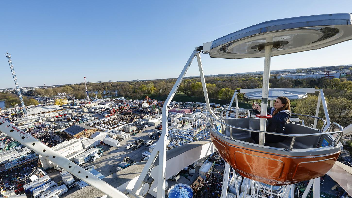 Ausblick vom Riesenrad am Nürnberger Volksfest: Voraussichtlich kann das Publikum noch länger über den Platz bummeln.  