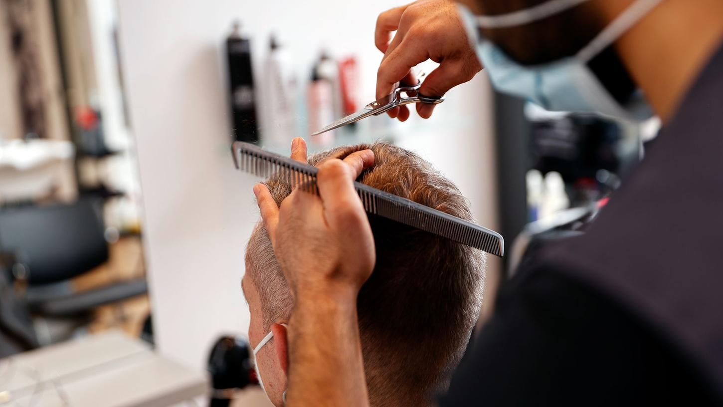 Immer mehr Männer lassen sich zum Friseur ausbilden. Immer mehr Männer lassen sich zum Friseur ausbilden.