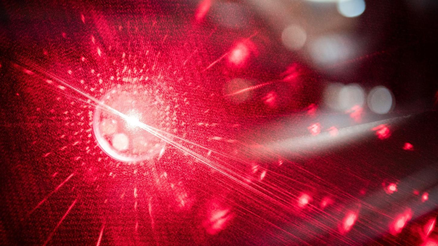 Laserpointer sind kein Spielzeug und können schnell gefährlich werden, wenn jemand geblendet wird. Laserpointer sind kein Spielzeug und können schnell gefährlich werden, wenn jemand geblendet wird.