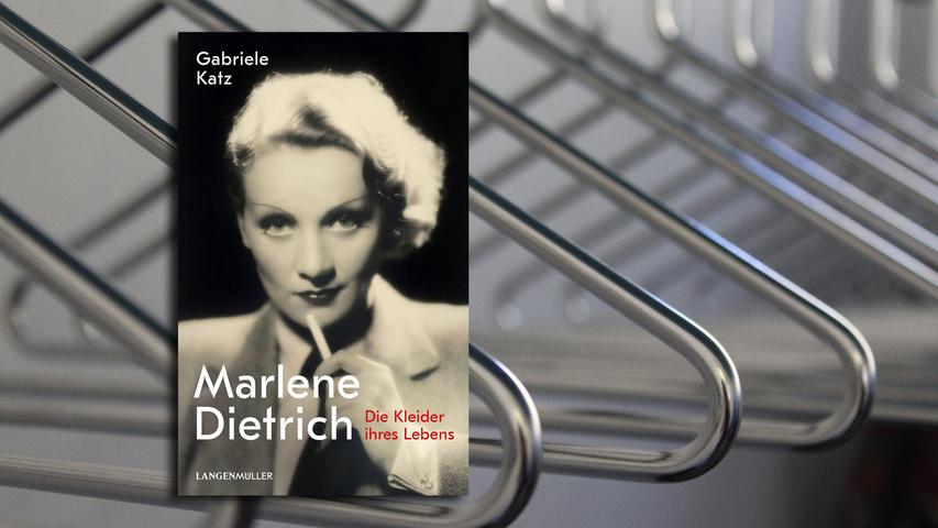 Vor 30 Jahren ist Marlene Dietrich gestorben, am 6. Mai 1992, aber als Phänomen lebt sie munter fort: ob in Ausstellungen, Filmen oder Büchern über Deutschlands schönsten Star in Hollywood. Und den mutigsten dazu: Gabriele Katz, die nun eine originelle Biografie aus Modesicht vorlegt, kann nicht genug betonen, wie revolutionär die Schauspielerin war. Entweder aufreizend maskulin in Hosen und Anzug oder extrem feminin und jede Kurve des Körpers betonend, als sei sie nackt. "Marlene Dietrich. Die Kleider ihres Lebens" liest sich entsprechend flott (Langenmüller, 24 Euro) Wolf Ebersberger