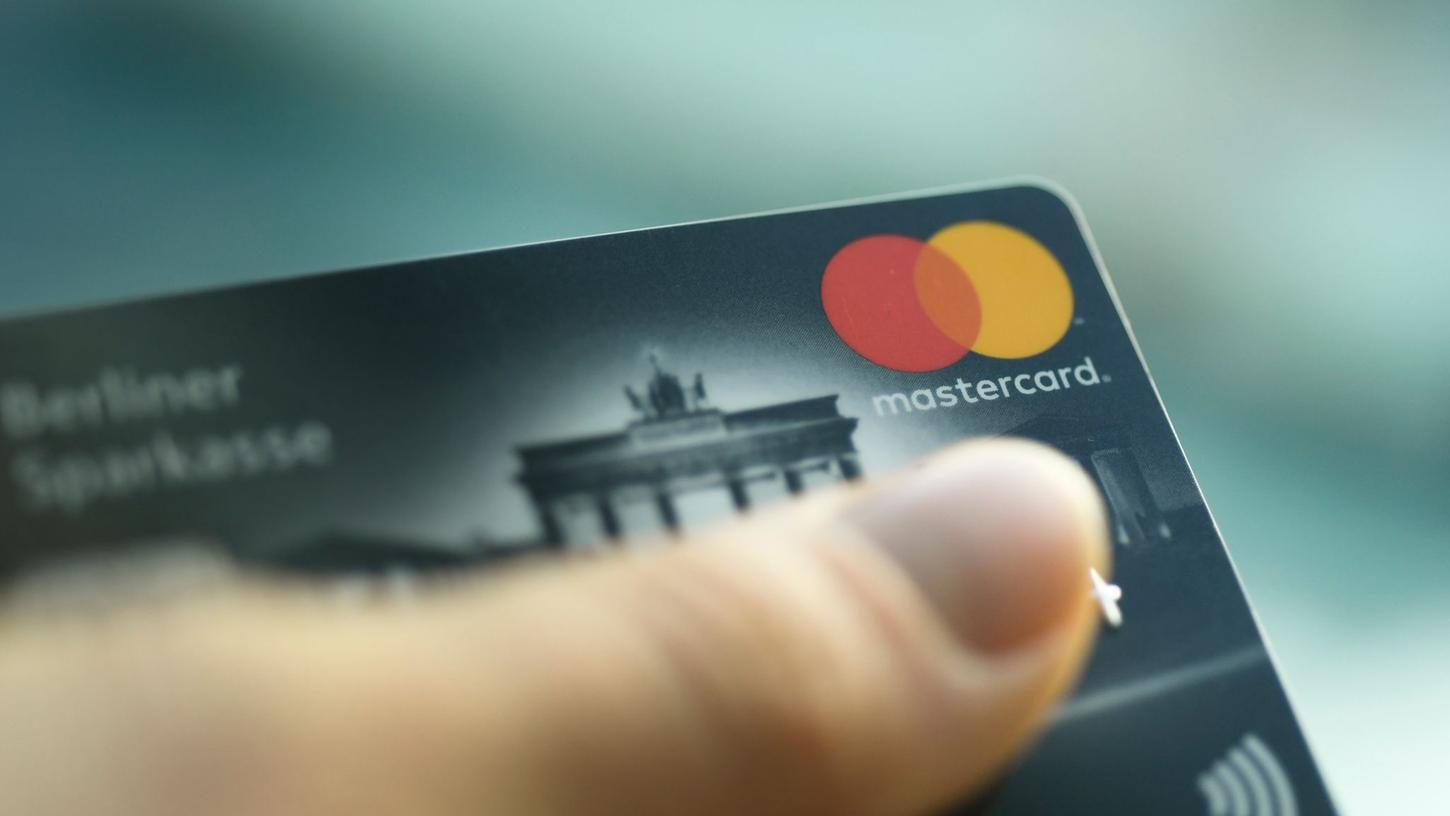 Der Zahlungsdienstleister Mastercard bietet Tausenden Kundinnen und Kunden 300 Euro Entschädigung an. (Symbolbild)