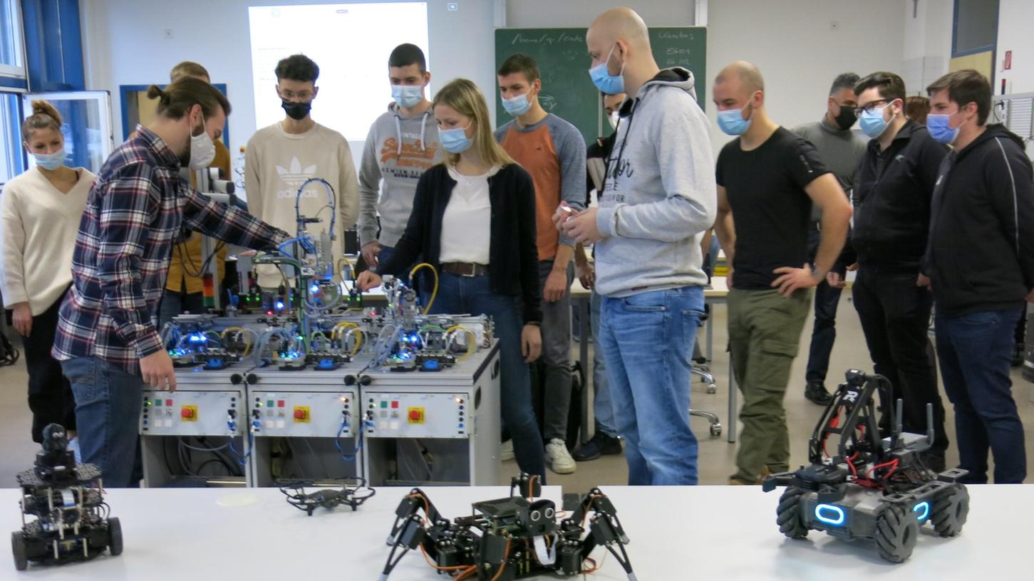 Durch die Einrichtung Integrierter Fachunterrichtsräume sollen am Beruflichen Schulzentrum in Herzogenaurach Theorie und Praxis noch besser verzahnt werden. Durch die Einrichtung Integrierter Fachunterrichtsräume sollen am Beruflichen Schulzentrum in Herzogenaurach Theorie und Praxis noch besser verzahnt werden.