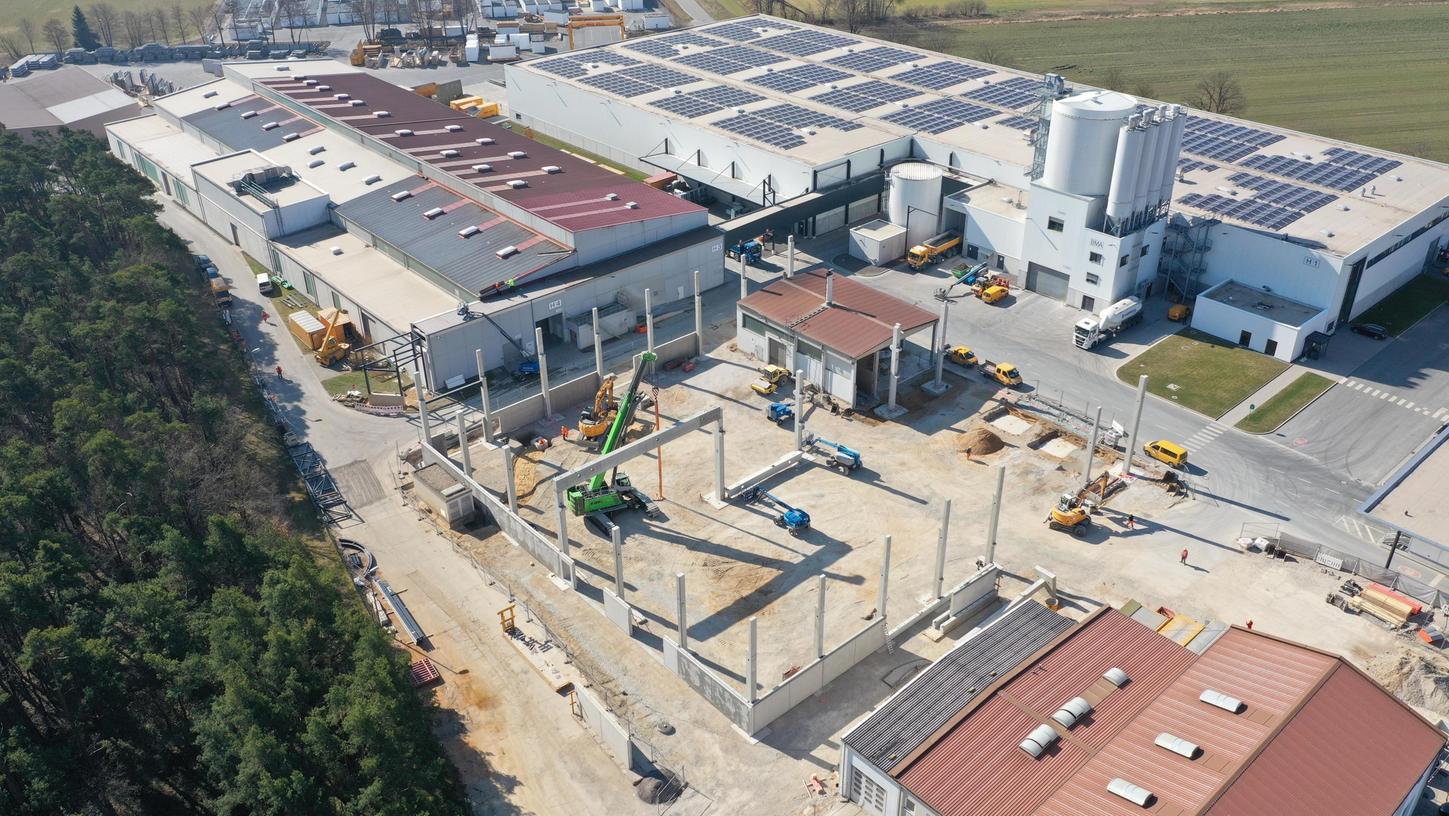 Die Sengenthaler Firmengruppe Max Bögl baut den Standort Bachhausen mit zwei neuen Produktionshallen weiter aus. Auf 3.300 m² Produktionsfläche entsteht dort ein moderner Stahlbewehrungsbetrieb. 