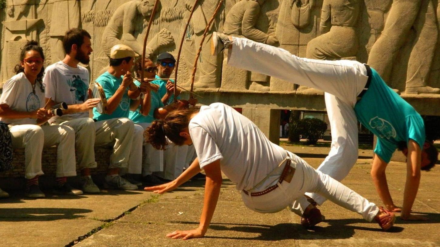 Auch die brasilianische Kampfkunst Capoeira wird beim Festival in der Musikhochschule gezeigt.