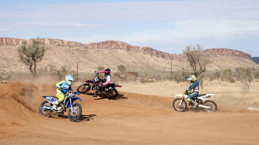 An Kinder und Jugendliche richtet sich die Serie "MaveriX", die Netflix ab 12. Mai in ausstrahlt. Die in Australien spielende Reihe begleitet eine Gruppe Jugendlicher, die auf eine Academy für Motocross-Fahrende geht. 