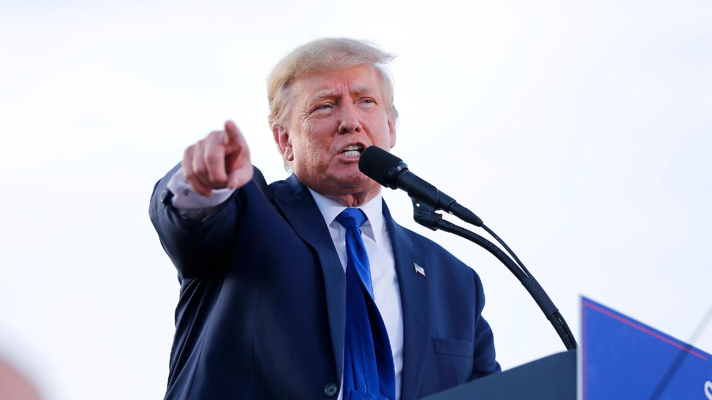 Donald Trump, ehemaliger Präsident der USA, spricht bei einer Kundgebung auf den Delaware County Fairgrounds, um republikanische Kandidaten vor den Vorwahlen in Ohio am 03.05.2022 zu unterstützen.