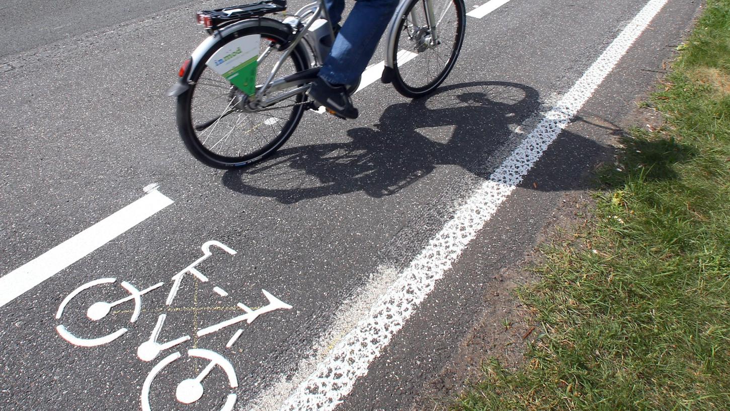 Im Nürnberger Norden ist eine Radfahrerin mit einem Lkw zusammengeprallt und schwer verletzt worden. (Symbolbild) Im Nürnberger Norden ist eine Radfahrerin mit einem Lkw zusammengeprallt und schwer verletzt worden. (Symbolbild)